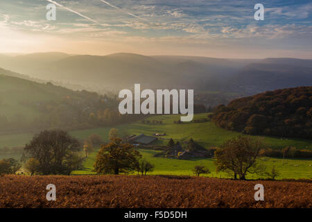 Church Stretton et Long Mynd vu depuis le bas des pentes d'espoir Bowdler Hill, Shropshire, Angleterre Banque D'Images