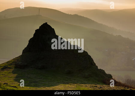 La silhouette d'Gaer Pierre sur Hope Bowdler HIll, avec Ragleth Faye Hellner, Colline Hill et Long Mynd, Church Stretton, Shropshire Banque D'Images