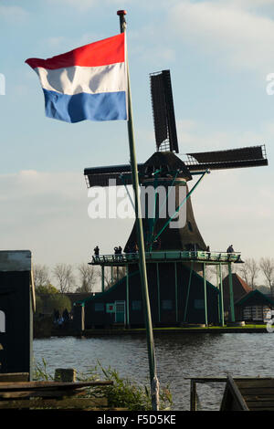 Dutch flag flying & De Zoeker moulin / moulins à vent / moulins à vent / moulins à vent. Zaanse Schans, Hollande, Pays-Bas. Soleil ciel bleu Banque D'Images