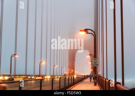 Foggy Golden Gate Bridge Banque D'Images