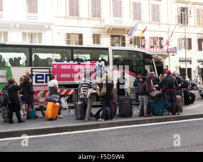 Le bus-navette de la gare Termini à l'aéroport avec beaucoup de gens, Rome, Italie Banque D'Images