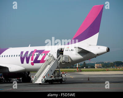 Wizzair passenger jet à l'aéroport de Ciampino à Rome, Italie Banque D'Images