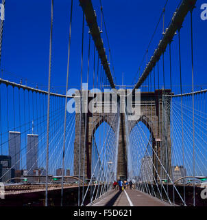 Ce pont est construit dans les années 1860, avec ses arches gothiques en pierre, reliant Brooklyn et Manhattan. Banque D'Images