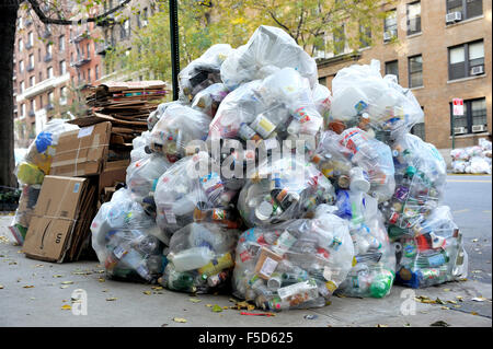 New York, USA - 15 novembre 2012 : Des rues remplies de sacs poubelles sur le trottoir en raison de l'ouragan Sandy. Novembre 15, 20 Banque D'Images