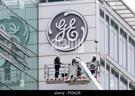 Baden, Suisse. 2e novembre 2015. Le nouveau logo de General Electric a été installé à l'ancien siège de l'énergie thermique d'Alstom. Carsten Reisinger/Alamy Live News. Banque D'Images