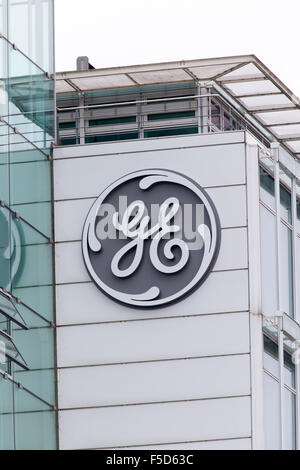 Baden, Suisse. 2e novembre 2015. Le nouveau logo de General Electric a été installé à l'ancien siège de l'énergie thermique d'Alstom. Carsten Reisinger/Alamy Live News. Banque D'Images