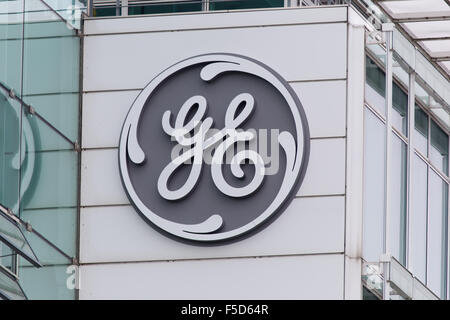 Baden, Suisse. 2e novembre 2015. Le nouveau logo de General Electric a été installé à l'ancien siège de l'énergie thermique d'Alstom. Carsten Reisinger/Alamy Live News. Banque D'Images