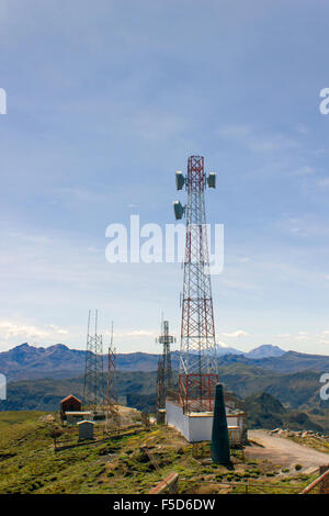 Antennes de communication sur la crête de la Cordillère des Andes au-dessus de Papallacta en Equateur qui permet la communication entre Quito et l'Amazonie Banque D'Images