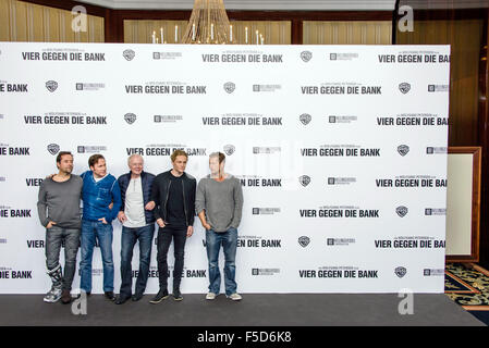 Berlin, Allemagne. 09Th Nov, 2015. Acteurs Jan Josef Liefers (L-R) et Michael "Bully" Herbig, réalisateur Wolfgang Petersen et acteurs Matthias Schweighoefer Til Schweiger et poser lors d'un photocall pour le film 'Vier Gegen die Bank' (lit. Quatre de la part de la banque) à Berlin, Allemagne, 02 novembre 2015. Photo : Clemens Bilan/dpa/Alamy Live News Banque D'Images