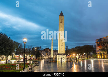 Obélisque obélisque égyptien et de brique sur l'Hippodrome de Constantinople ou Sultan Ahmet Square côté européen, Istanbul, Turquie Banque D'Images