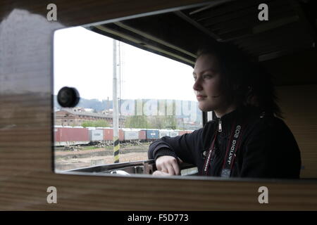 Girl in mirror regardant par la fenêtre du train. Communiqué de modèle en fonction de l'utilisation peut être fournie. Banque D'Images