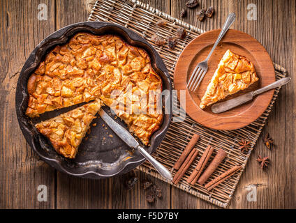 Vue du dessus de la tarte aux pommes faite maison, tranchés Banque D'Images