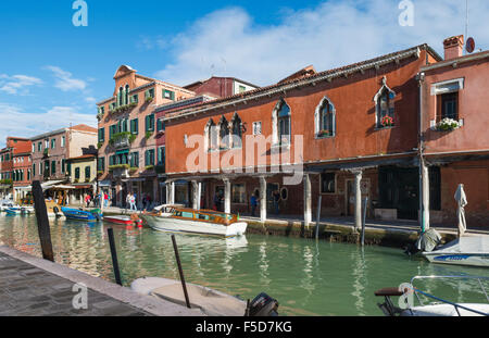 Bâtiments historiques longeant le canal Rio del Vetrai, Murano, Venise, Venise, Vénétie, Italie Banque D'Images