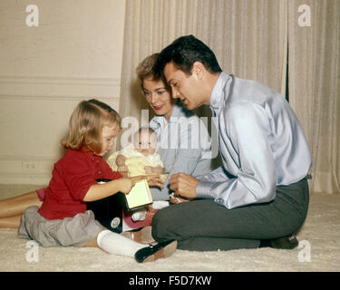 TONY CURTIS avec son épouse Janet Leigh sur 1961 avec filles Kelly en rouge et Jamie bébé Banque D'Images