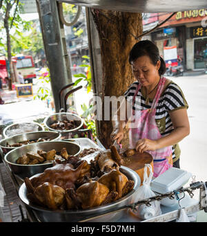 Vendeur de rue, la préparation du poulet dans food, Chinatown, Bangkok, Thaïlande Banque D'Images