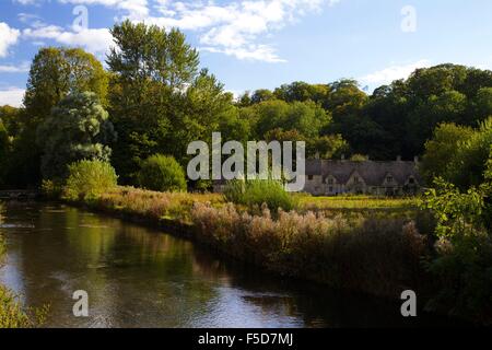 Rivière Colne et Arlington Row, Bibury, Cotswolds, Gloucestershire, Angleterre, RU, FR, Europe Banque D'Images