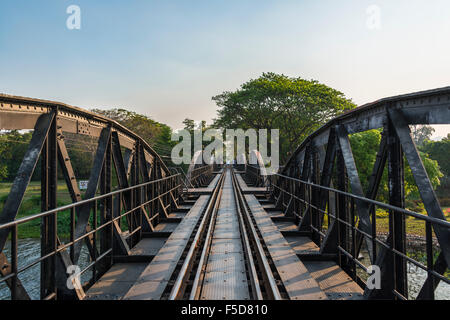 Pont de la rivière Kwai historique, route de la Thaïlande à la Birmanie, de chemin de fer de la mort, la province de Kanchanaburi, Thaïlande centrale, Thaïlande Banque D'Images