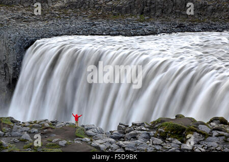 Randonneur sur jante de chutes Dettifoss, près de Reykjahlid, Islande Banque D'Images