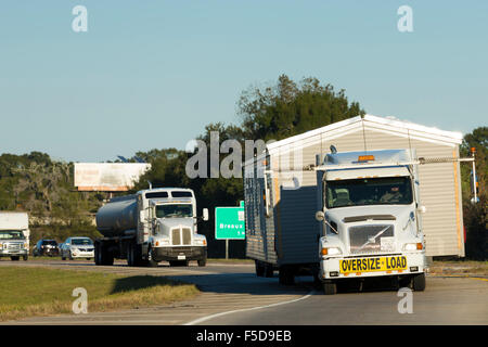 Déménagement Accueil - Volvo Truck américain du transport de charge sur l'échelle mobile home route de camionnage de l'autoroute Interstate 10, Louisiane, Etats-Unis Banque D'Images