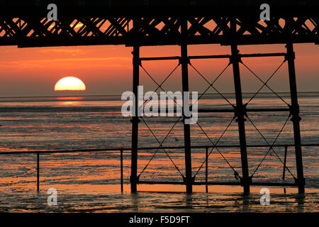 Un magnifique coucher de soleil sur la jetée de Southport, Merseyside, Royaume-Uni. Banque D'Images