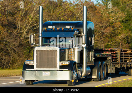 Propre, typique américain brillant Peterbilt chariot pour le transport du fret sur la route Interstate 10 Camionnage, Louisiane, Etats-Unis Banque D'Images