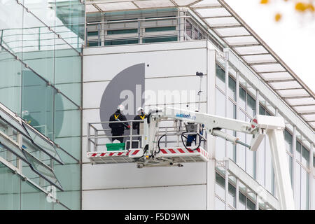 Baden, Suisse. 2e novembre 2015. L'installation du nouveau logo de General Electric à l'ancien siège de l'énergie thermique d'Alstom. Carsten Reisinger/Alamy Live News. Banque D'Images