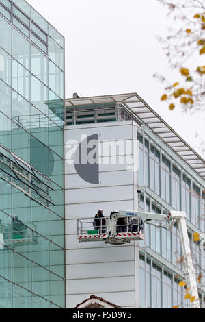 Baden, Suisse. 2e novembre 2015. L'installation du nouveau logo de General Electric à l'ancien siège de l'énergie thermique d'Alstom. Carsten Reisinger/Alamy Live News. Banque D'Images