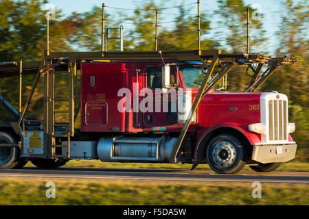 Propre, typique américain brillant Peterbilt chariot pour le transport du fret sur la route Interstate 10 Camionnage, Louisiane, Etats-Unis Banque D'Images