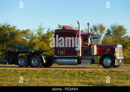 Propre, typique américain brillant Peterbilt chariot pour le transport du fret sur la route Interstate 10 Camionnage, Louisiane, Etats-Unis Banque D'Images