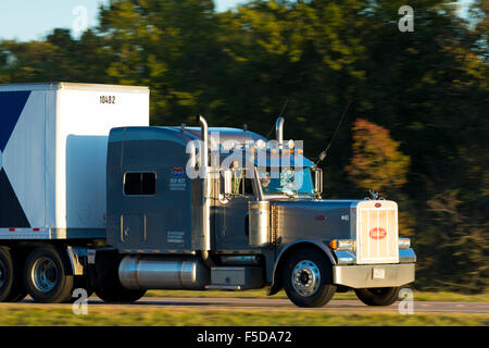 Propre, typique américain brillant Peterbilt chariot pour le transport du fret sur la route Interstate 10 Camionnage, Louisiane, Etats-Unis Banque D'Images