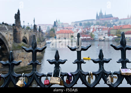 Rivière de Prague avec des serrures de l'amour sur la clôture, Banque D'Images