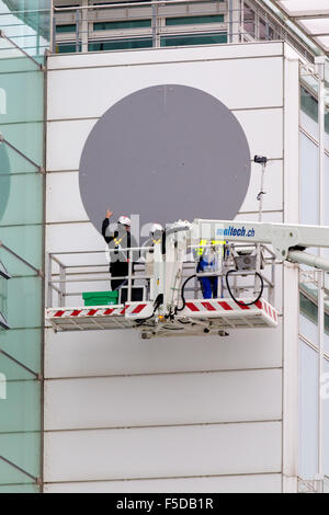 Baden, Suisse. 2e novembre 2015. L'installation du nouveau logo de General Electric à l'ancien siège de l'énergie thermique d'Alstom. Carsten Reisinger/Alamy Live News. Banque D'Images