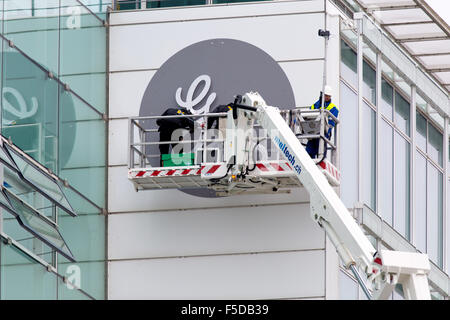 Baden, Suisse. 2e novembre 2015. L'installation du nouveau logo de General Electric à l'ancien siège de l'énergie thermique d'Alstom. Carsten Reisinger/Alamy Live News. Banque D'Images