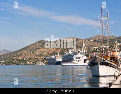 Dans le port de Gruz Dubrovnik Croatie services de navires de croisière et des bateaux touristiques Banque D'Images