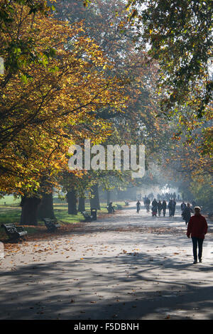 L'automne sur Broadwalk dimanche après-midi Regents Park Londres Angleterre Banque D'Images