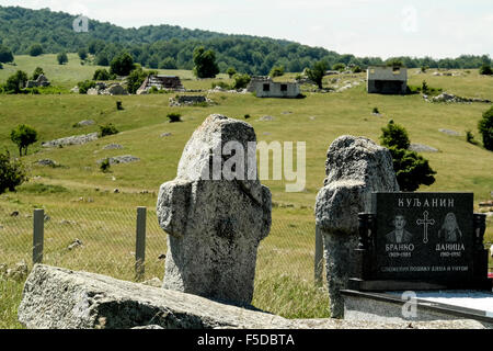 (Stećci) pierres tombales médiévales et modernes, tombes et détruit des maisons dans la région de village de montagne de Blace (Sarajevo). Banque D'Images