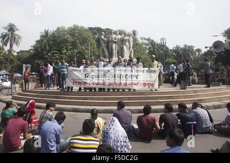 Le 1 novembre, 2015 - Dhaka, Bangladesh - militants du Bangladesh prendre part à une manifestation à Paris le 1 novembre 2015 contre les attaques sur les écrivains laïques et les éditeurs. Les manifestants se sont rassemblés au Bangladesh le 1 novembre sur les dernières attaques contre des écrivains et éditeurs laïques, accusant le gouvernement de ne pas mettre un terme à l'augmentation des violences meurtrières attribuées à des islamistes radicaux. (Crédit Image : © Suvra Kanti Das via Zuma sur le fil) Banque D'Images