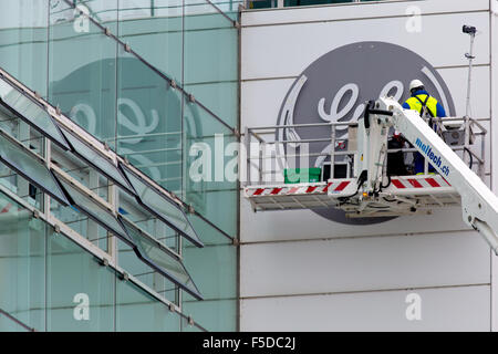 Baden, Suisse. 2e novembre 2015. L'installation du nouveau logo de General Electric à l'ancien siège de l'énergie thermique d'Alstom. Carsten Reisinger/Alamy Live News. Banque D'Images