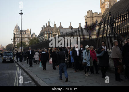 Londres, Royaume-Uni. 2 novembre, 2015. Des centaines de membres de l'Union d'attente afin de répondre à leur député à l'intérieur du Parlement pour défendre le droit de grève est costest des centaines de pertes d'emploi et d'augmentation de salaire à Londres. Credit : Voir Li/Alamy Live News Banque D'Images