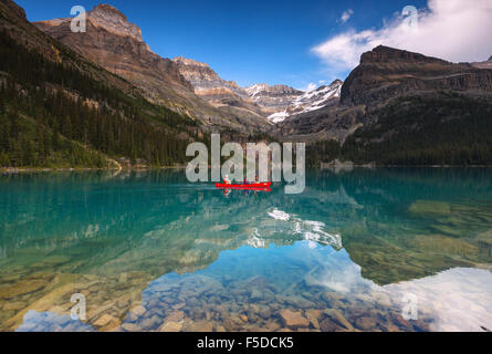 Un couple canoë au magnifique Lac O'Hara dans le parc national Yoho, en Colombie-Britannique, au Canada, l'Amérique. Banque D'Images