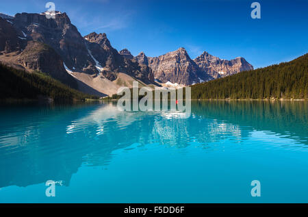 Un canoë rouge dans le magnifique lac Moraine, dans le parc national de Banff, Alberta Canada (Rocheuses Canadiennes). Banque D'Images