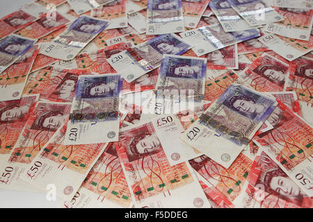 Pile de £20 et £50 notes. Banque D'Images