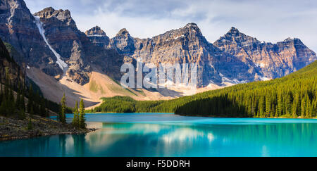 Le lac Moraine, dans le parc national Banff, Alberta, Canada. Banque D'Images