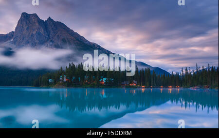 Lever du soleil Lac Emerald, dans le parc national Yoho, Colombie-Britannique, Canada Banque D'Images