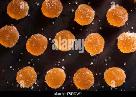 Bonbons colorés gelée d'orange avec le sucre blanc Banque D'Images