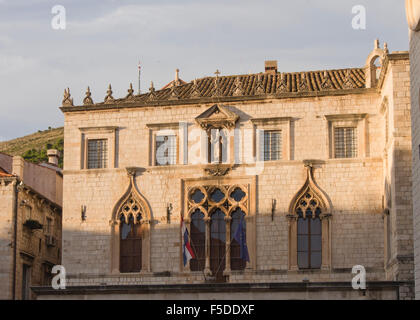 Coucher du soleil sur la façade de la palais Sponza dans la vieille ville historique de Dubrovnik Croatie site du patrimoine mondial de l'Unesco Banque D'Images