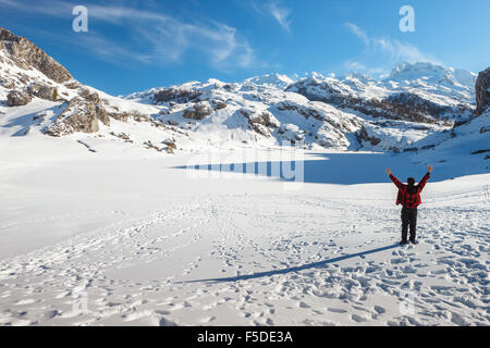 Un jeune homme de race blanche par lac Ercina congelé, Covadonga, parc national des Picos de Europa, Asturias, Espagne. Banque D'Images