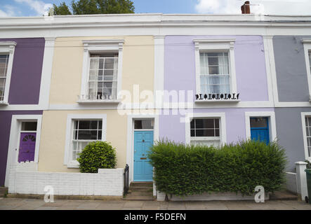 Peintes de couleurs vives des maisons mitoyennes sur leverton Street, Londres, Kentish Town nw5, England, UK Banque D'Images