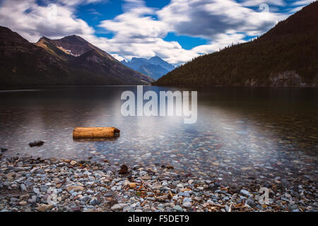 Le lac Waterton Supérieur, d'une exposition longue, aux États-Unis/Canada Border. Waterton Lakes National Park, Alberta, Canada. Banque D'Images