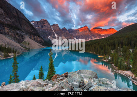 Le merveilleux lac de moraine par une incroyable lever du soleil, dans le parc national Banff, Alberta, Canada (Rocheuses Canadiennes). Banque D'Images